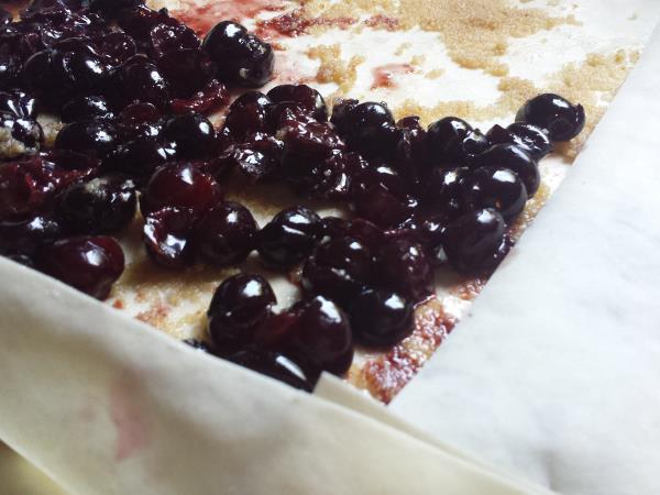 Češnjev zavitek s kokosovim sladkorjem in omako iz ingverja